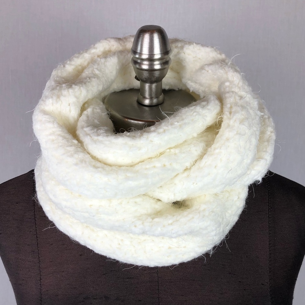 Fownes Brothers White Chunky Soft Infinity Scarf